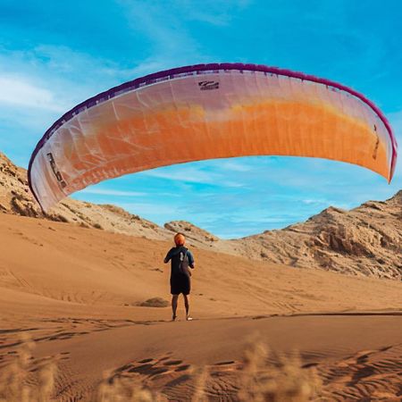 Mysk Al Badayer Retreat Hotel Margham Eksteriør billede Parachute landing on the dunes