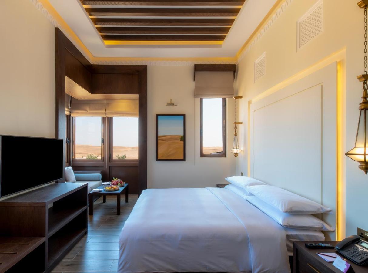 Mysk Al Badayer Retreat Hotel Margham Eksteriør billede A guest room at the Al Maha Desert Resort