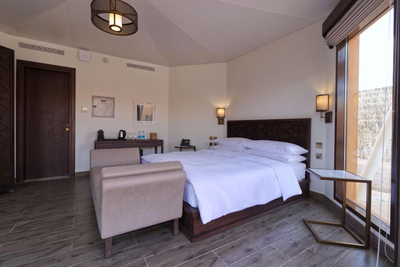 Mysk Al Badayer Retreat Hotel Margham Eksteriør billede A bedroom at the Al Maha Desert Resort